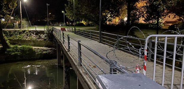 Μια σύγχρονη πεζογέφυρα στη θέση της παλιάς